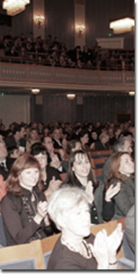 Publikum, applaudierend im Konzert